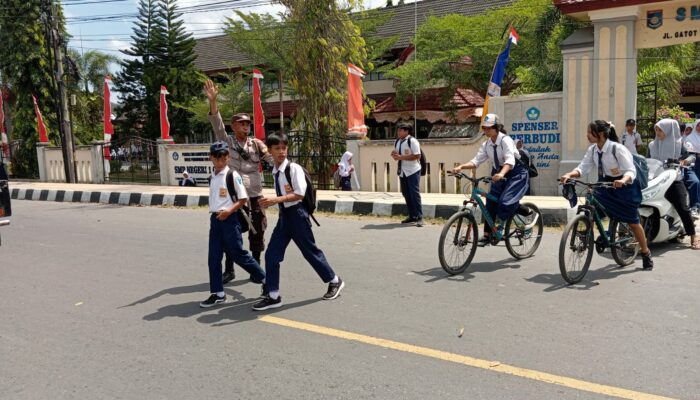 Cegah Kecelakaan, Polsek Gerung Atur Lalu Lintas Padat di SDN 1 & SMPN 1