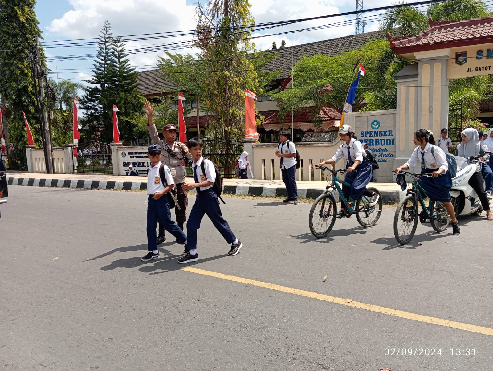 Cegah Kecelakaan, Polsek Gerung Atur Lalu Lintas Padat di SDN 1 & SMPN 1