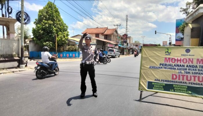 Polres Lombok Barat Amankan Lalu Lintas Selama Perbaikan Jembatan Dasan Cermen