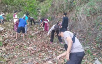 Polsek Batulayar Bersihkan Lingkungan, Bantu Warga Kurang Mampu