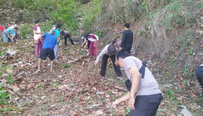 Polsek Batulayar Bersihkan Lingkungan, Bantu Warga Kurang Mampu