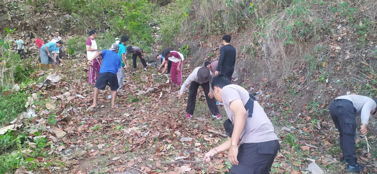 Polsek Batulayar Bersihkan Lingkungan, Bantu Warga Kurang Mampu