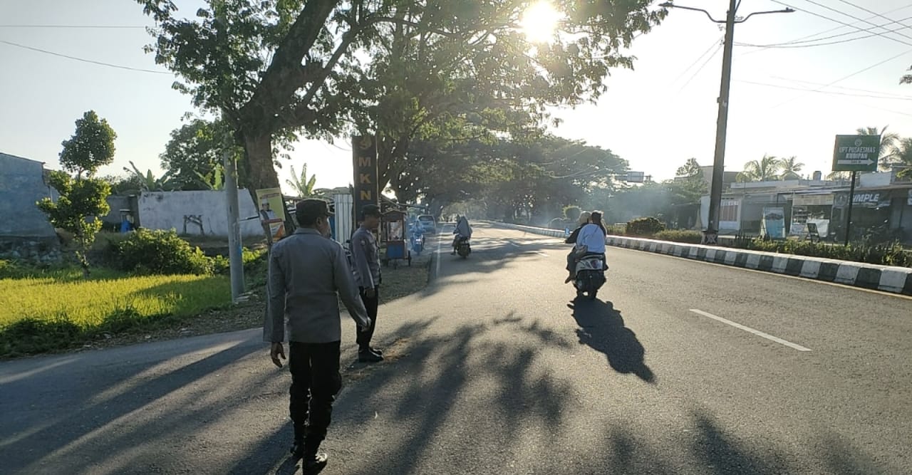 Polsek Kuripan Turun Langsung, Urai Kemacetan di Simpang 3 Sedayu