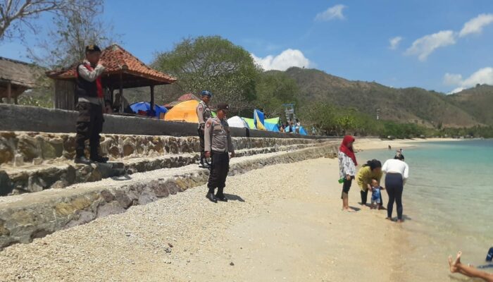 Polsek Sekotong Patroli di Pantai Kemos, Pastikan Keamanan Wisatawan