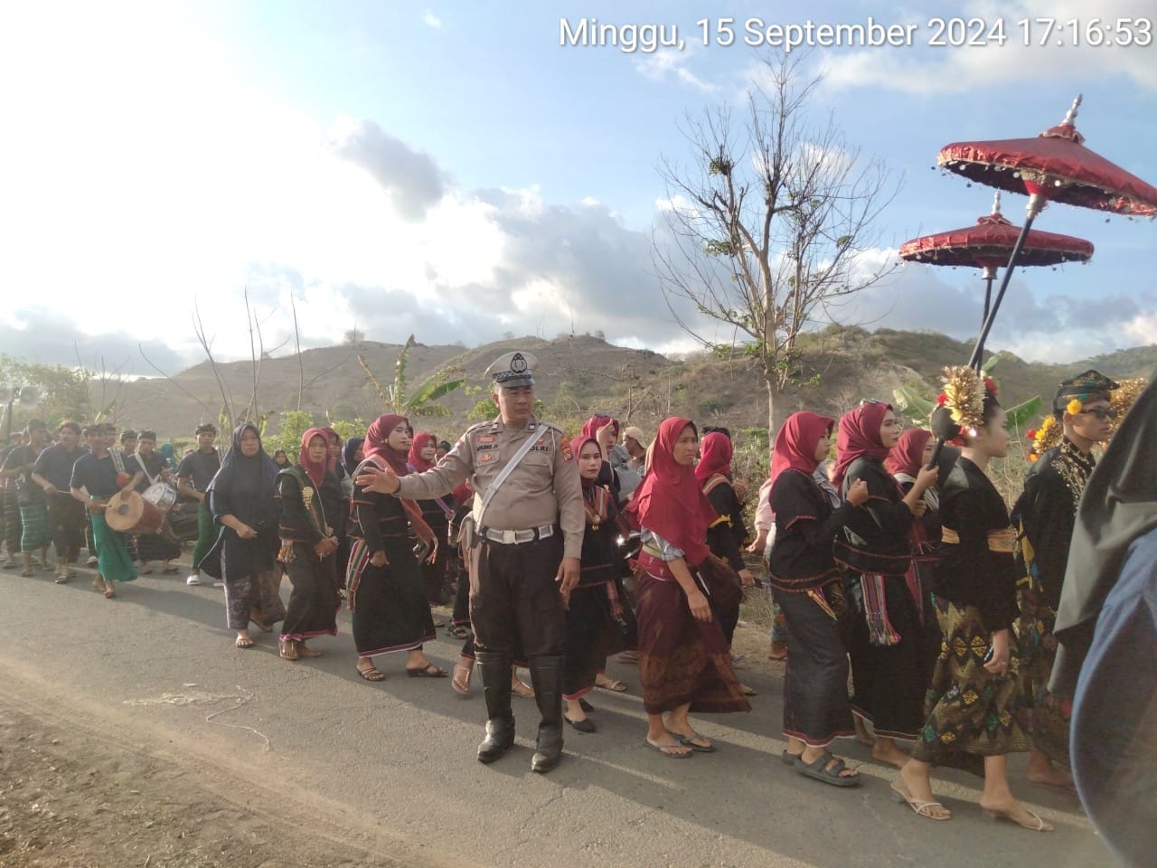 Tradisi Adat Sasak Nyongkolan, Polsek Sekotong Amankan Perayaan Pernikahan