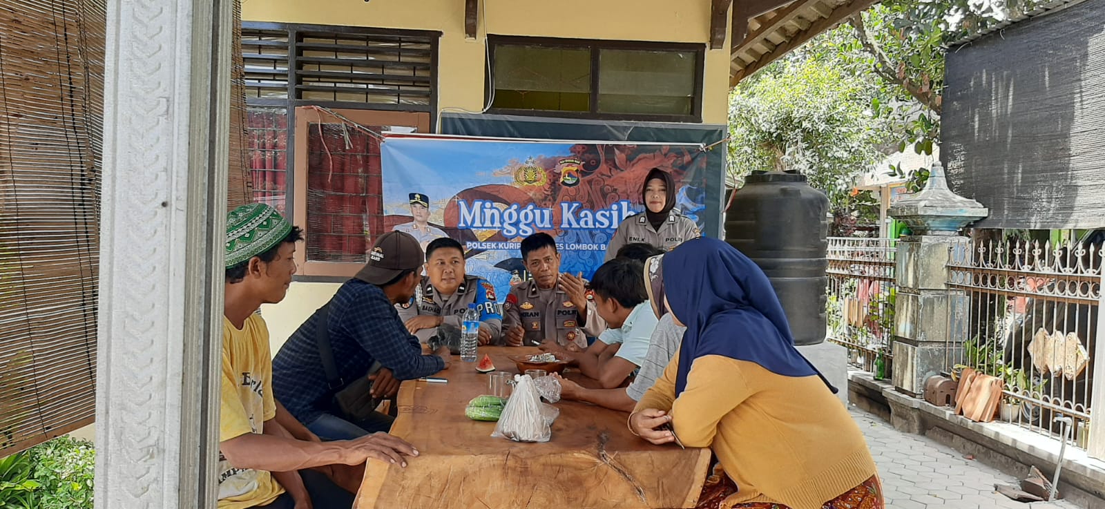 Warga Aik Jambe Kuripan Sampaikan Keluhan di Program Minggu Kasih Polri