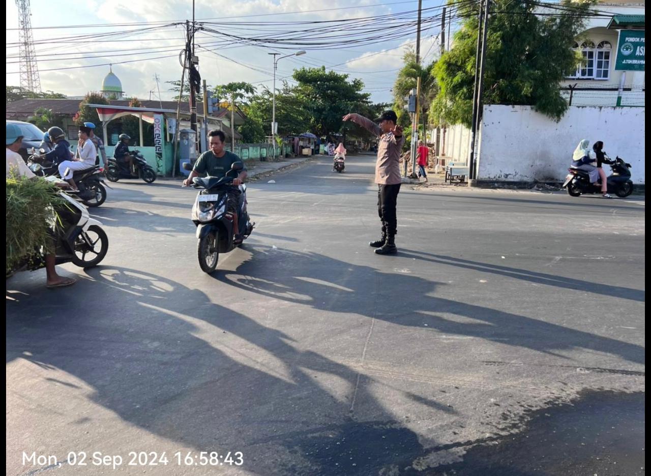 Polsek Kediri Jaga Lalu Lintas Simpang 4 Lancar Sore Hari