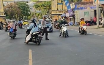 Giat Rawan Sore Polsek Batulayar Jaga Kelancaran Lalu Lintas di Senggigi