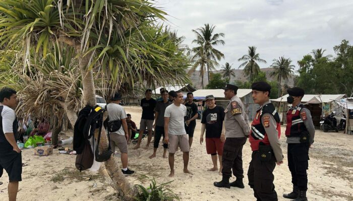 Polsek Sekotong Gelar Patroli Rutin di Pantai Elak-Elak untuk Keamanan Wisatawan