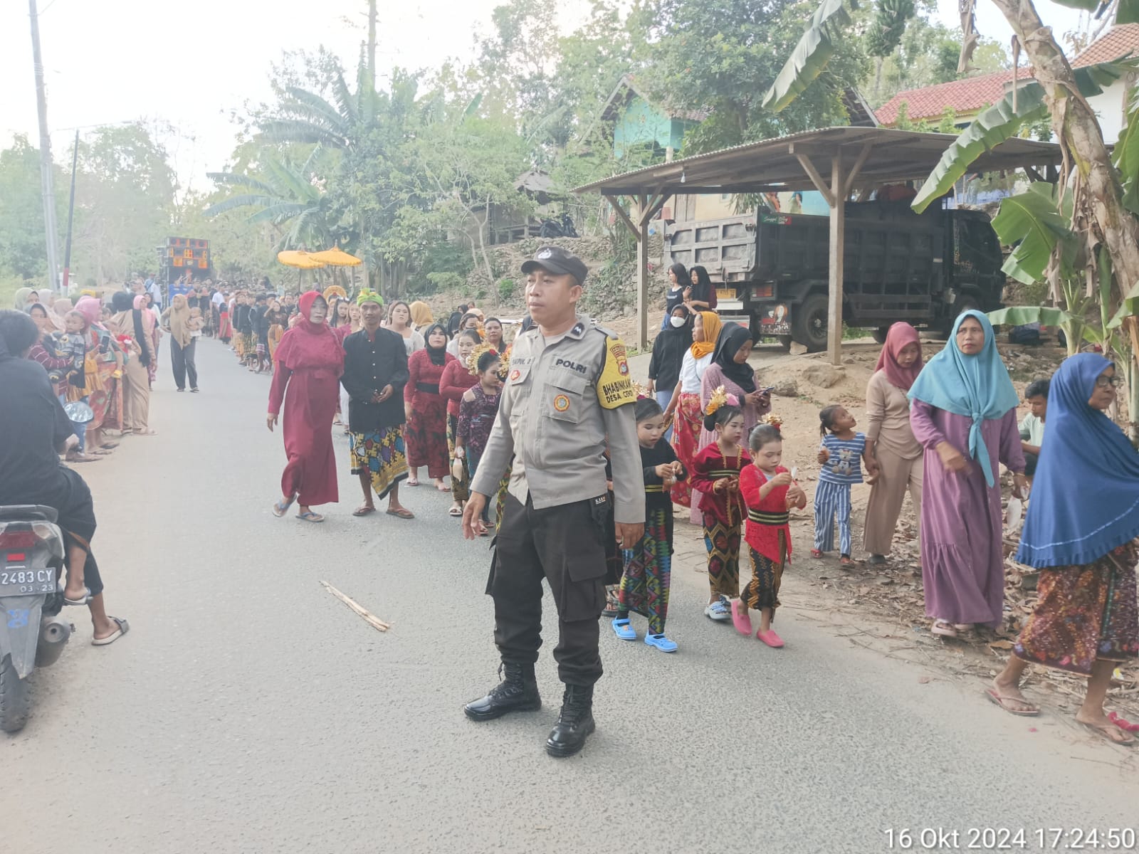 Tradisi Sasak Nyongkolan Momen Ceria di Desa Cendi Manik