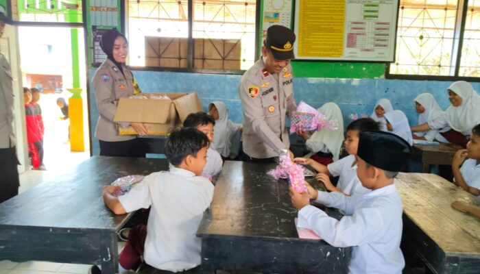 Bantu Generasi Muda, Polsek Lembar Bagikan Alat Tulis ke Siswa SDN 3 Labuan Tereng