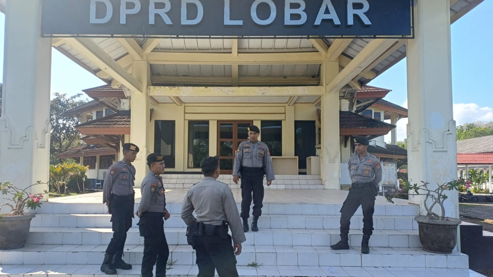 Menjaga Kondusifitas, Polres Lombok Barat Patroli di Kantor Pemda & DPRD