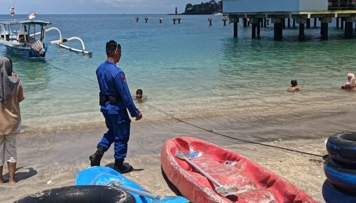 Satpolairud Lombok Barat Gelar Patroli Rutin di Pantai Senggigi Demi Keamanan Wisatawan