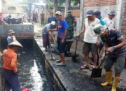 Antisipasi Banjir, Babinsa dan Warga Bersihkan Sungai di Desa Beleka 