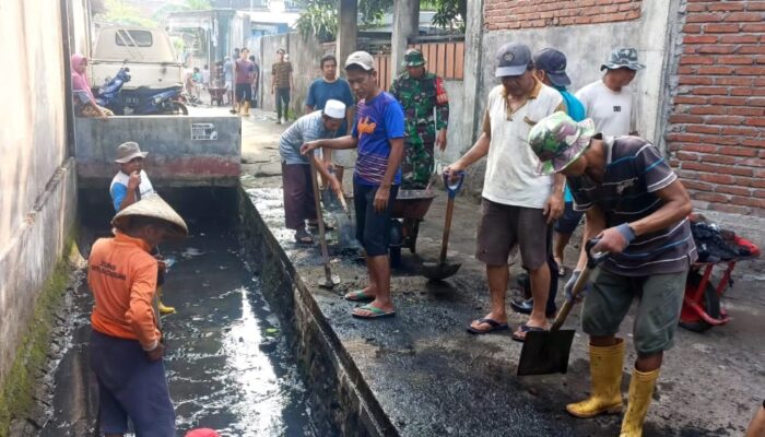 Antisipasi Banjir, Babinsa dan Warga Bersihkan Sungai di Desa Beleka 