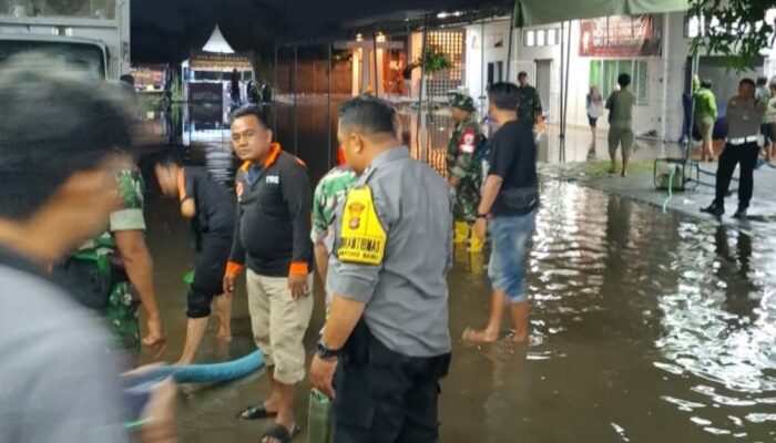 Hujan Deras : Banjir Rendam Kantor KPU Mataram