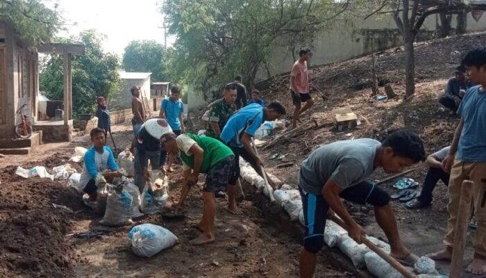 Warga Gili Gede Bersama Babinsa Perbaiki Saluran Air Tertimbun