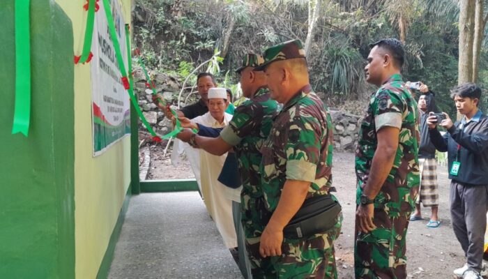 Kodim 1606/Mataram Serahkan Mushola Gondawari dan Bantuan Sosial