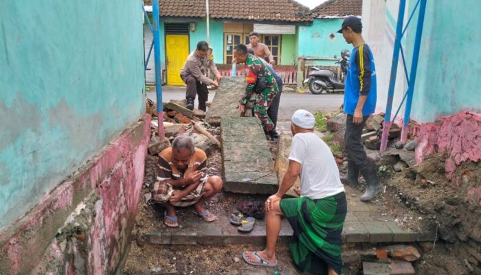 Musim Hujan, Babinsa Gelogor Ajak Warga Bersihkan Saluran Air