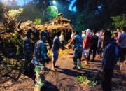 TNI-Polri, BPBD, dan Warga Bersatu Bersihkan Pohon Tumbang di Senggigi