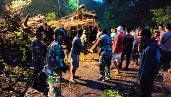 TNI-Polri, BPBD, dan Warga Bersatu Bersihkan Pohon Tumbang di Senggigi