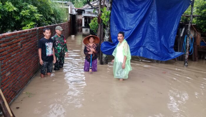 Babinsa dan Kadus Tinjau Banjir di Lombok Barat