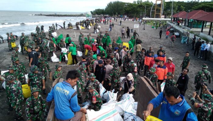 TNI-AD Gelar Karya Bakti Pembersihan Pantai Loang Baloq dalam Rangka Hari Juang 2024