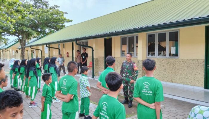 Babinsa Beri Wawasan Kebangsaan dan Disiplin di SMP Peduli Anak