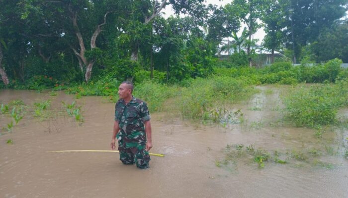 Sungai Babak Meluap, TNI Pantau dan Bantu Warga