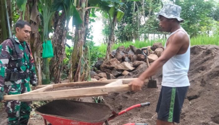 Babinsa Jenggala Dampingi Pengerjaan Irigasi Poktan Tunas Mekar