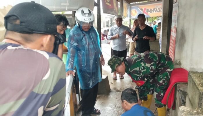 Sinergi Koramil dan Desa Sekotong Barat Normalisasi Saluran Air