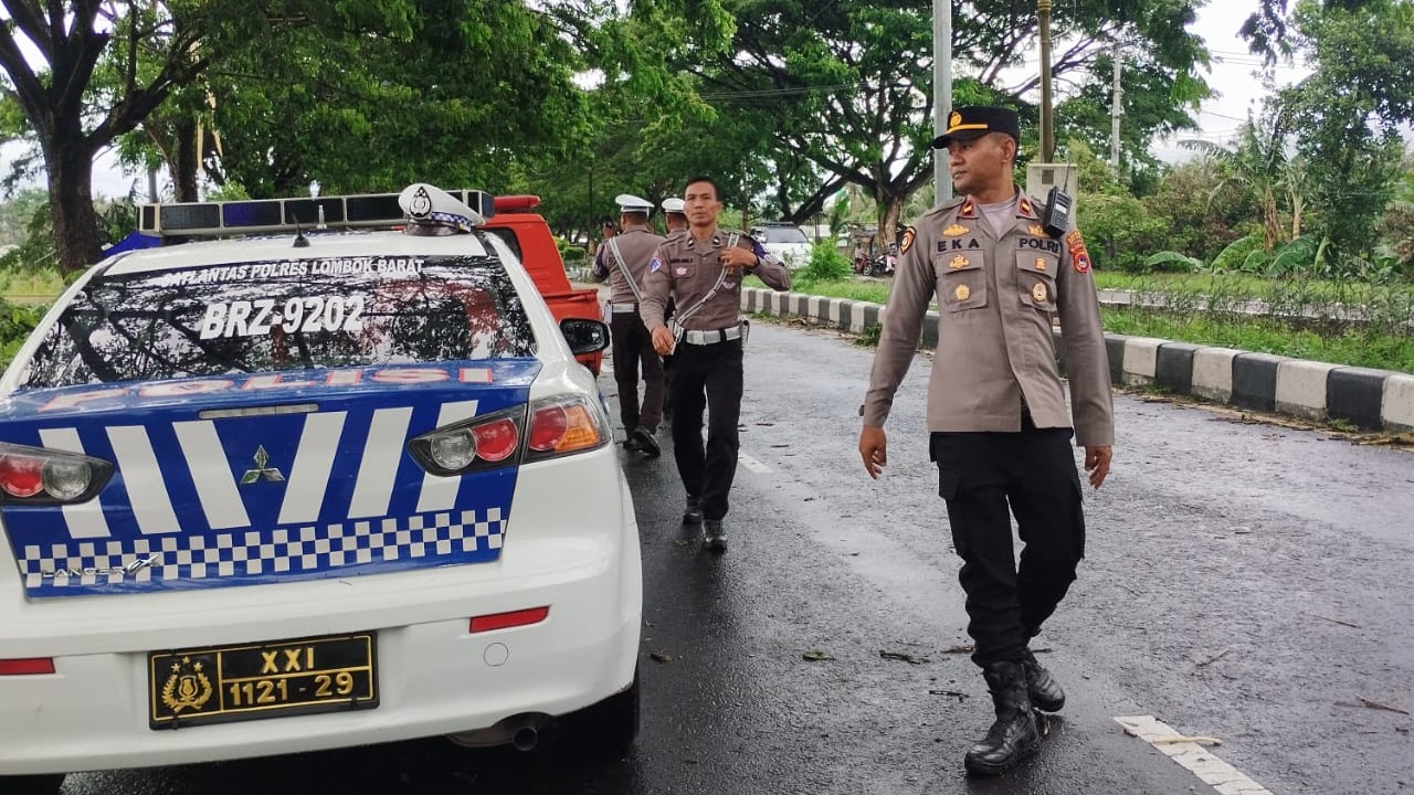 Pohon Tumbang di Kuripan, Lalu Lintas Kembali Lancar!