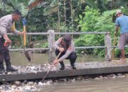 Cegah Banjir, Polsek Gerung Bersama Masyarakat Bersihkan Kali Barak Bokong