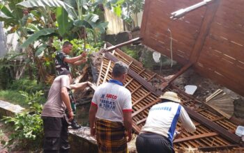 Gotong Royong Babinsa Pulihkan Irigasi di Duman Indah