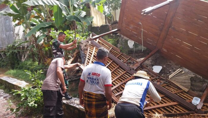 Gotong Royong Babinsa Pulihkan Irigasi di Duman Indah