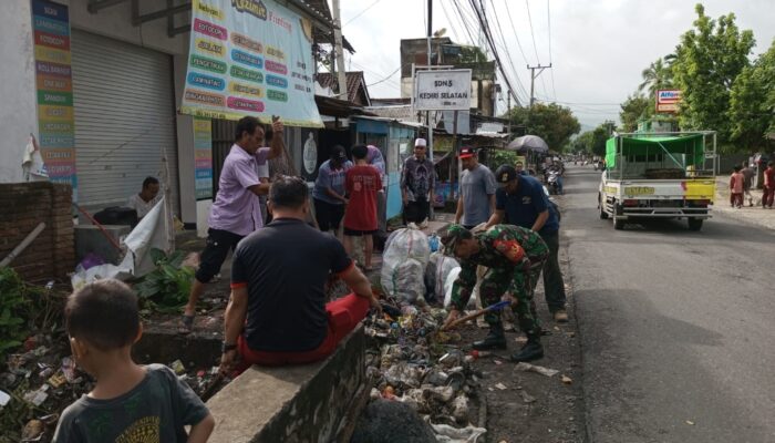 Babinsa dan Warga Kediri Selatan Bersihkan Saluran Air