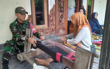 Babinsa Kuripan Selatan Dukung Pelestarian Kain Tenun Tradisional