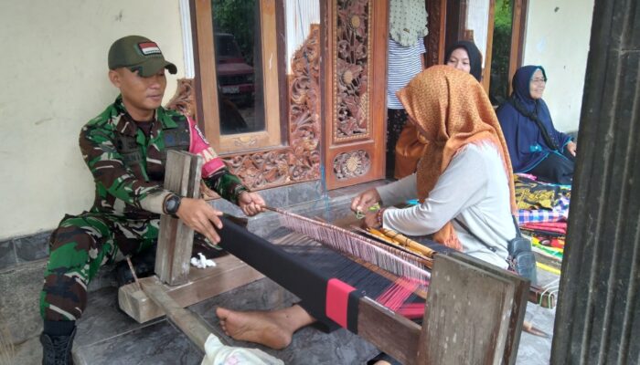 Babinsa Kuripan Selatan Dukung Pelestarian Kain Tenun Tradisional