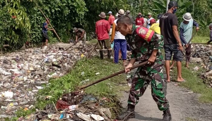 Babinsa Desa Jakem Timur Pimpin Gotong Royong Bersihkan Irigasi