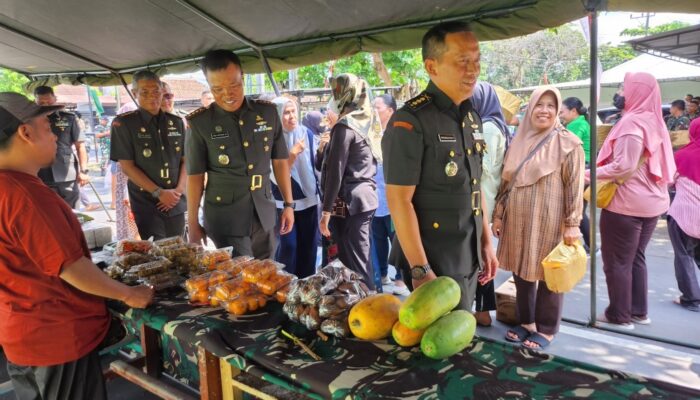 Bazar Sembako Murah, Momen Kebersamaan TNI dan Rakyat