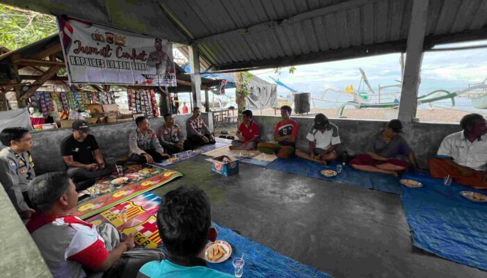 Polres Lombok Barat Dengarkan Keluh Kesah Nelayan di Pantai Melase dalam Program Jumat Curhat