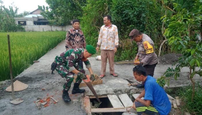 Sinergi Babinsa dan Warga Bangun Infrastruktur Desa