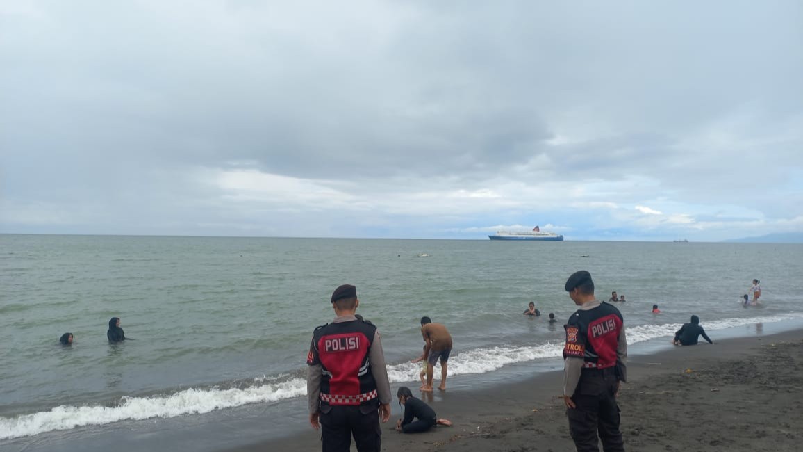 Antisipasi Gangguan Kamtibmas, Polres Lombok Barat Intensifkan Patroli di Pantai Cemara