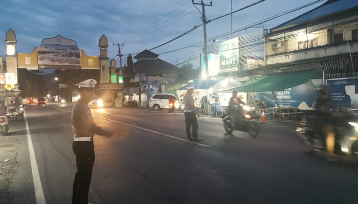 Antisipasi Macet di Senggigi, Polsek Batulayar Siagakan Personel di Simpang Montong