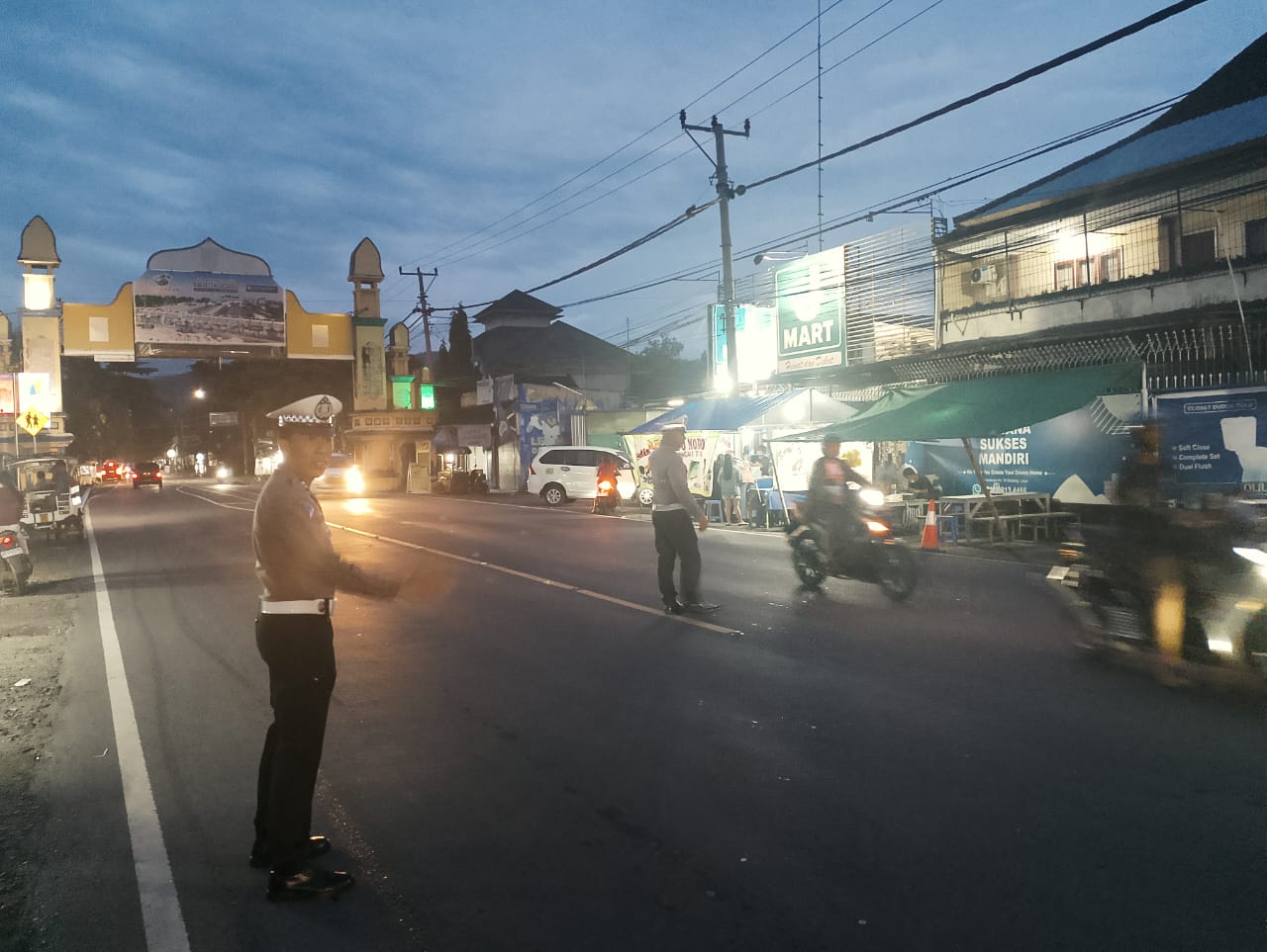 Senggigi Malam Ini, Polisi Turun Tangan Atur Lalu Lintas Demi Kenyamanan Wisatawan