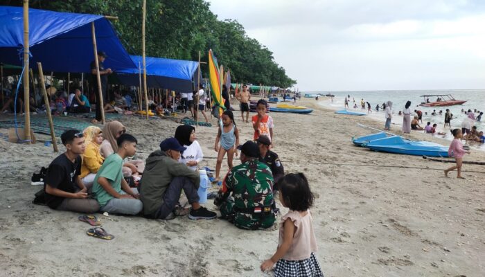 Antisipasi Bahaya, Babinsa Ingatkan Keselamatan di Pantai 