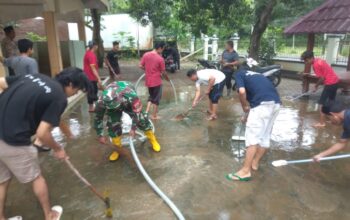 Babinsa Sekotong Tengah Bersama Warga Gotong Royong Pulihkan Lingkungan Pascabencana 