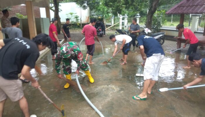 Babinsa Sekotong Tengah Bersama Warga Gotong Royong Pulihkan Lingkungan Pascabencana 