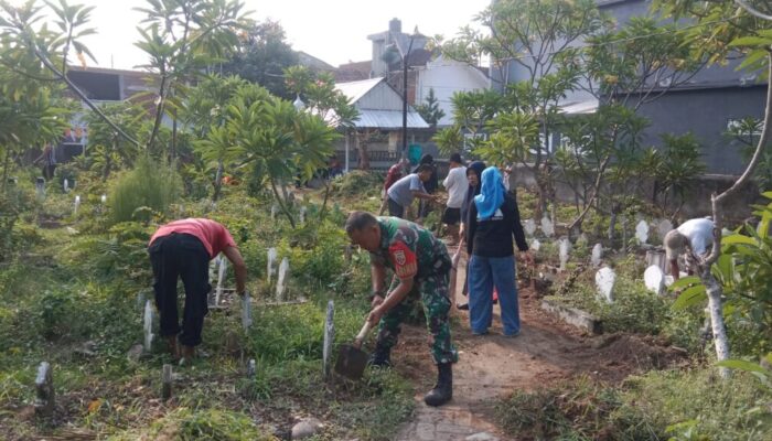 Semangat Kebersamaan, Warga Karang Kelok Bersihkan TPU Assidiqi