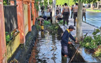 Aksi Gotong Royong Bhara Pelita di Depan Gedung DPRD Kota Mataram